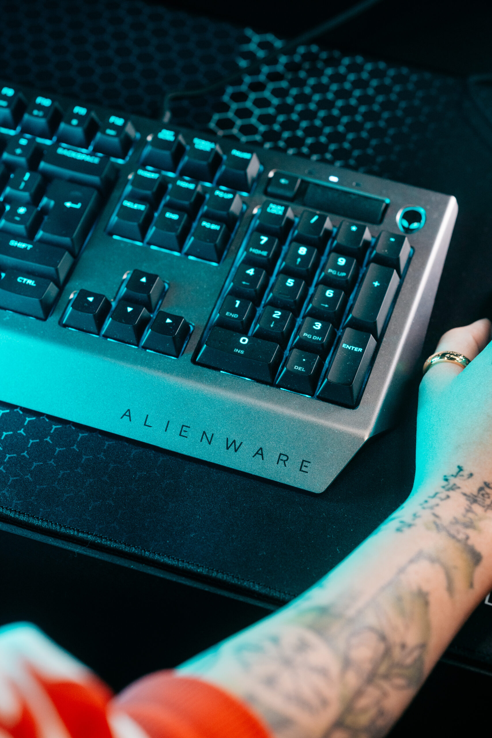 Jeel utilisant un clavier et une souris Alienware