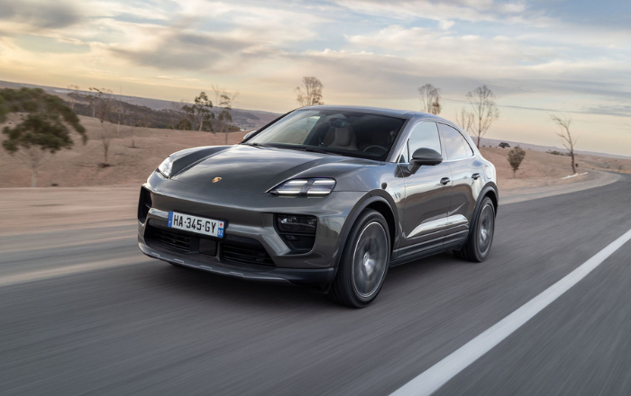 Porsche Macan 100 % électrique roulant dans le désert d’Agafay près de Marrakech.