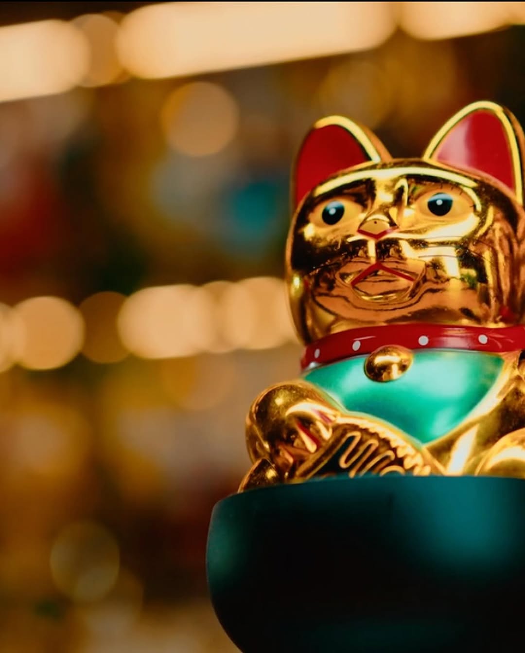 Maneki-neko doré, symbole de chance et de prospérité au Japon