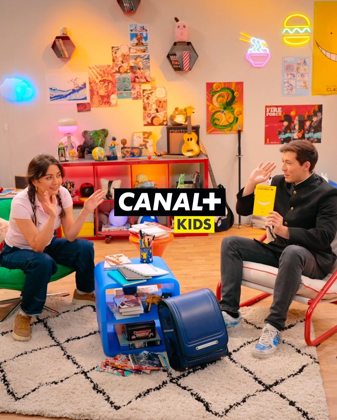 Louis-San et une invitée discutant dans le décor de l'émission Nani Nani sur Canal+ Kids