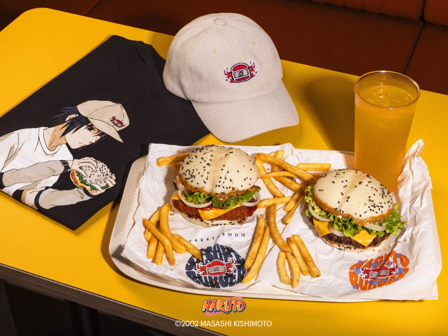 Les burgers Naruto et Sasuke de Burger King, accompagnés de frites, boisson et produits dérivés de la collection
