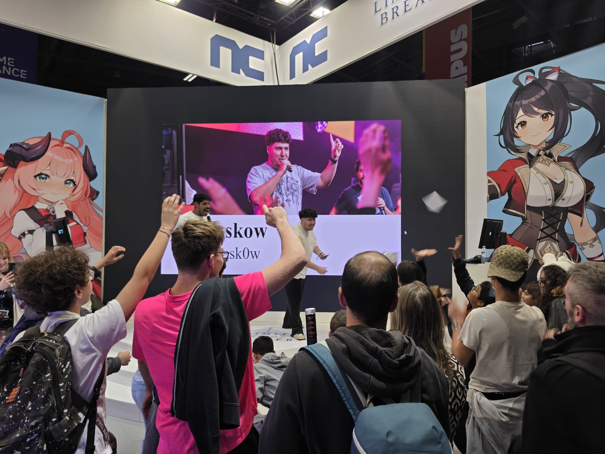 Jinskow anime une session sur scène devant le public du stand Limit-Zero Breakers à la Paris Games Week 2025.