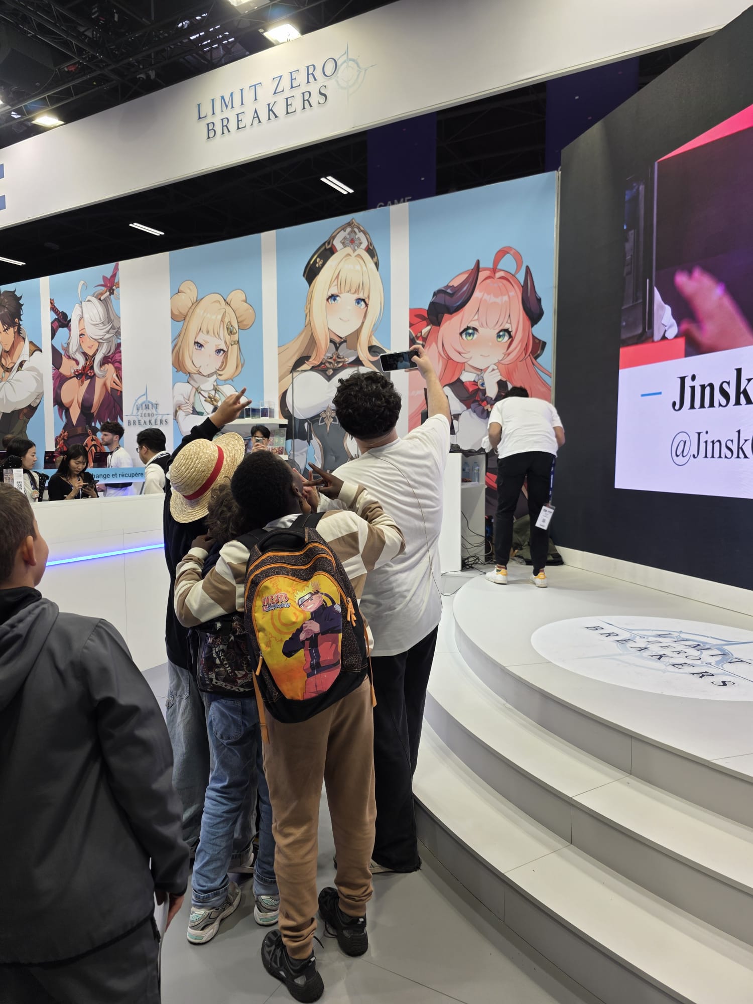 Jinskow, créateur de contenu Fortnite, entouré de fans sur le stand Limit-Zero Breakers à la Paris Games Week 2025.