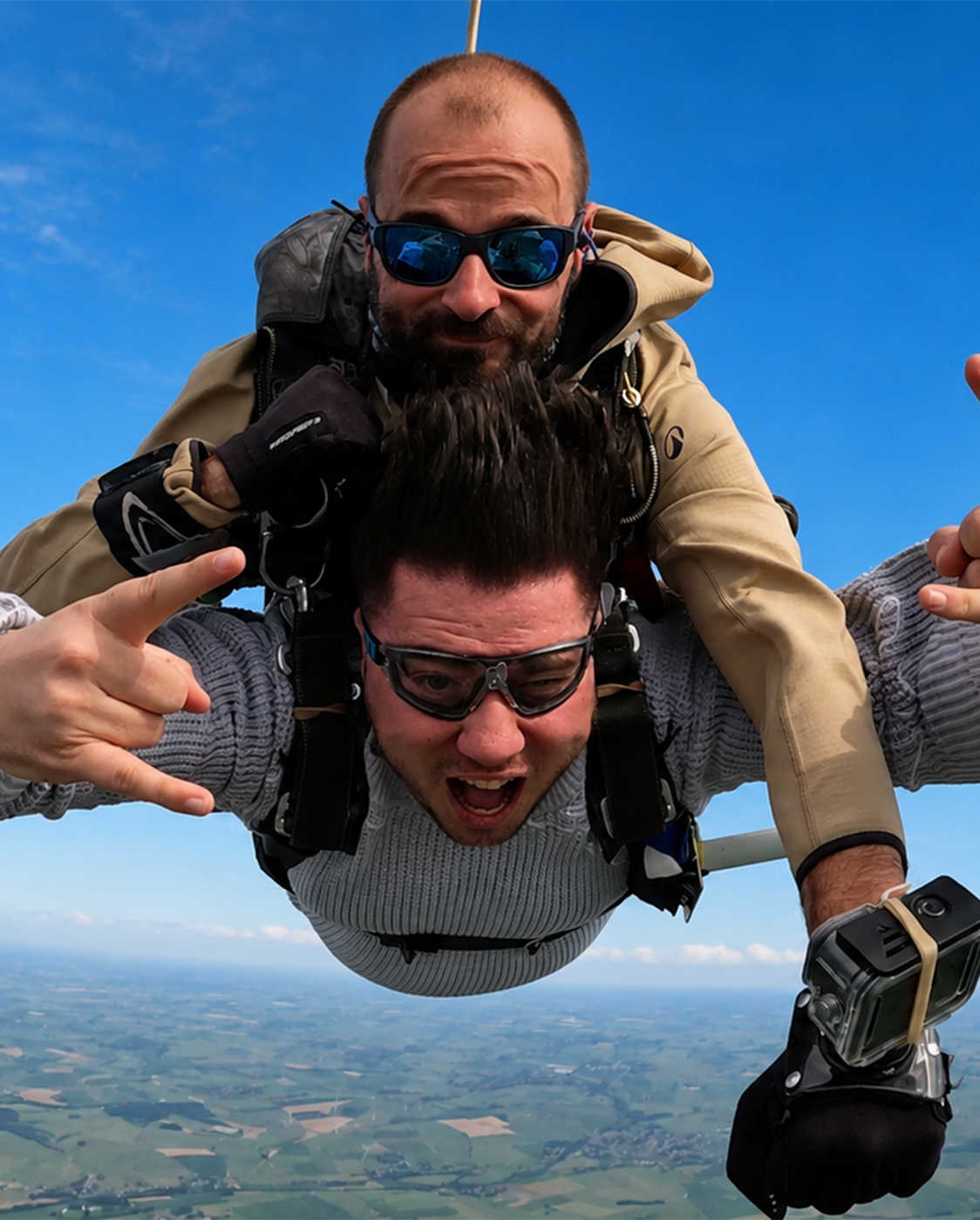 Jinskow avec son moniteur avant son saut en parachute pour le million d’abonnés YouTube