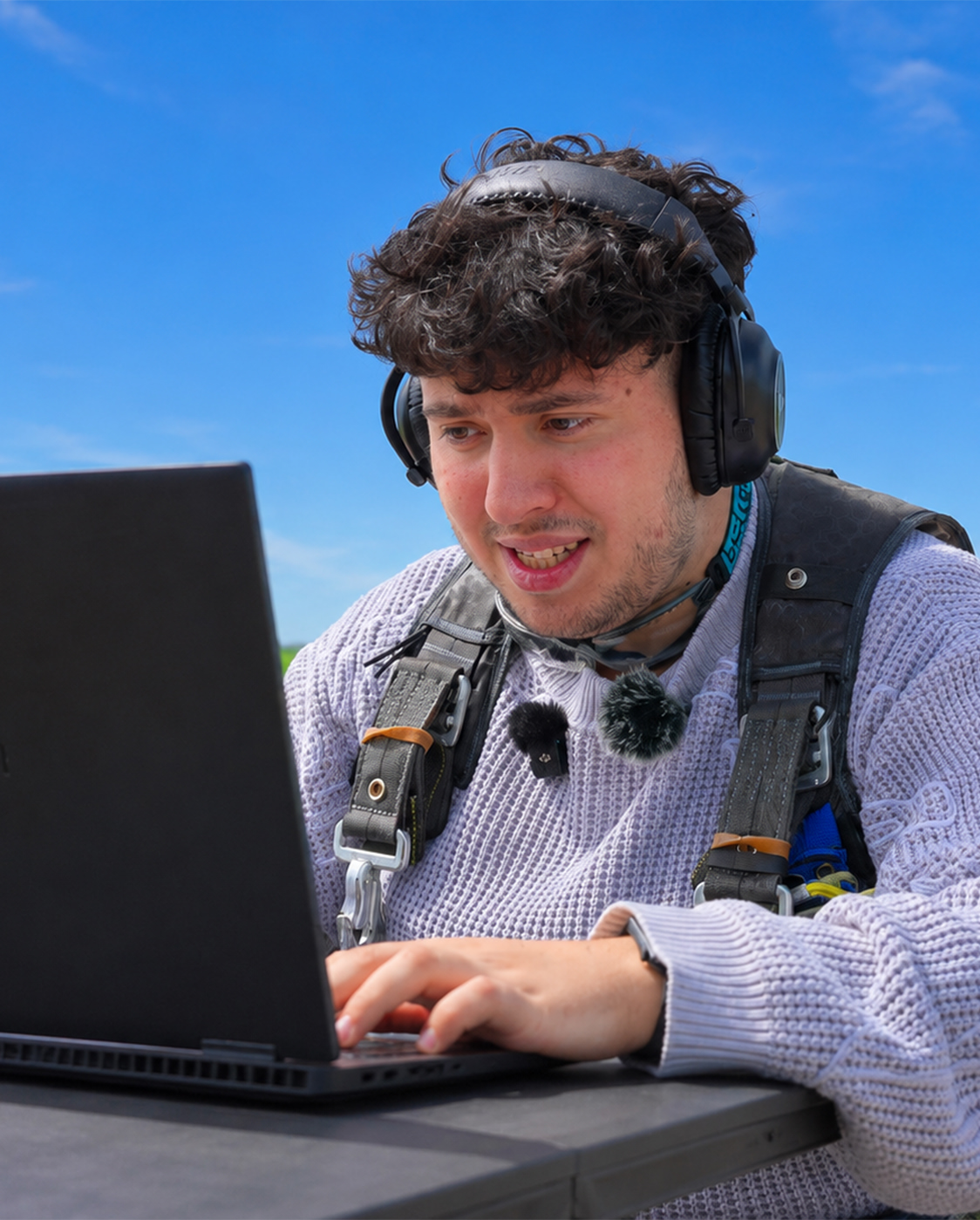Jinskow sur son PC après son saut en parachute pour relever son défi du million d’abonnés