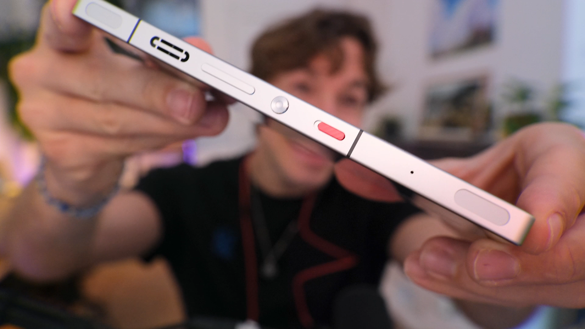 Zoom sur les boutons latéraux et les finitions métalliques du RedMagic 10S Pro.