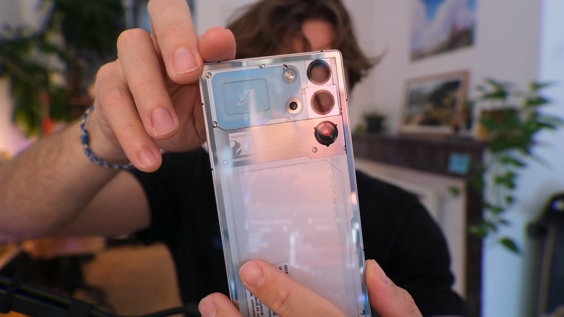 Vue rapprochée de l’arrière du smartphone RedMagic 10S Pro, mettant en valeur son design transparent et son système de refroidissement intégré.