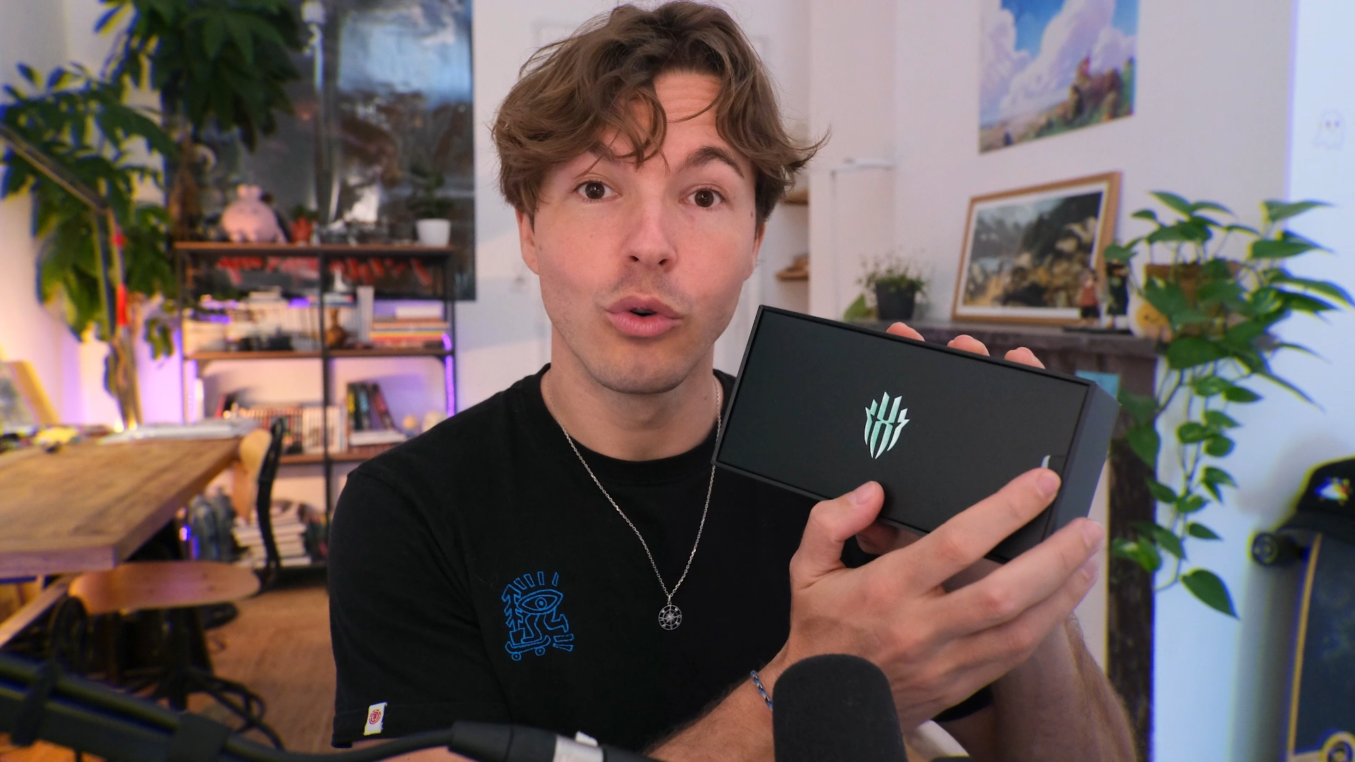 Colas Bim présente la boîte du smartphone gaming RedMagic 10S Pro.