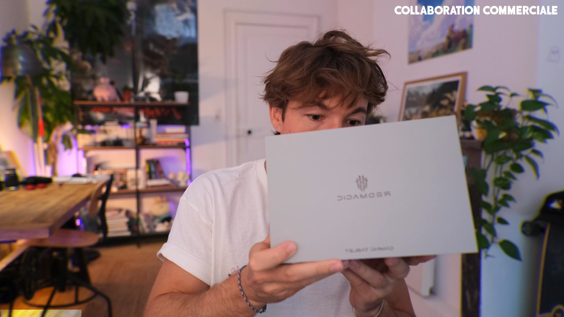 Colas Bim montre la boîte de la tablette gaming RedMagic Astra, soulignant son design épuré et haut de gamme.